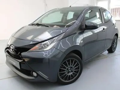 Gebraucht Toyota Aygo X-play 69 PS (50 kW) 2015 Dark grey mica Kleinwagen