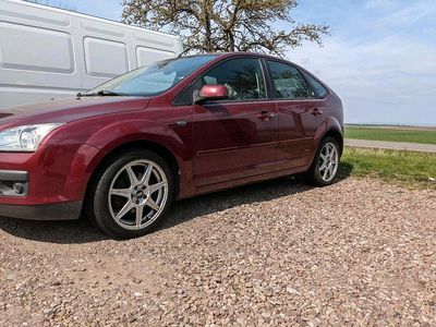 Second-hand Ford Focus Ghia 100 CP (73 kW) 2004 Roșu Berlinǎ
