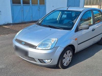 Używany Ford Fiesta 59 KM (43 kW) 2004 Szary Hatchback
