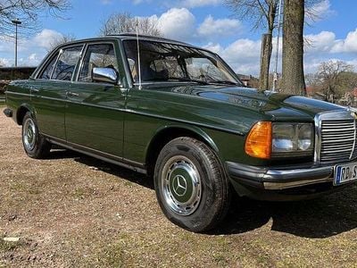 Usata Mercedes 200 60 CV (44 kW) 1983 Verde Berlina