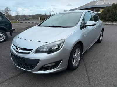 Używany Opel Astra Selection 101 KM (74 kW) 2014 Srebrny Sedan/Limuzyna