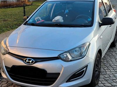 Gebraucht Hyundai i20 83 PS (61 kW) 2014 Silber Kleinwagen