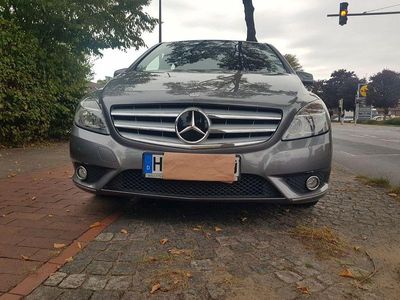 Gebraucht Mercedes B180 122 PS (89 kW) 2013 Grau Van / Kleinbus