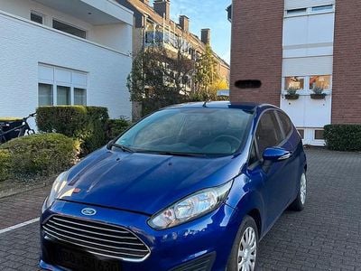 Blau Gebraucht 2014 Ford Fiesta Kleinwagen | 2.700 € (Fairer Preis)
