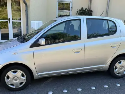 Gebraucht Toyota Yaris 65 PS (47 kW) 2005 Silber Limousine