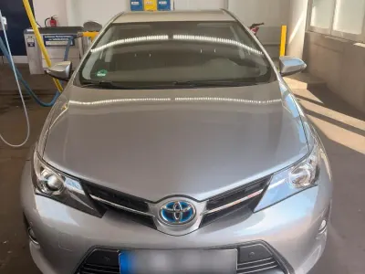 Gebraucht Toyota Auris Hybrid 98 PS (72 kW) 2014 Silber Kleinwagen