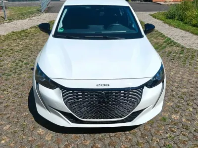 Gebraucht Peugeot e-208 100 kW (136 PS) 2023 Weiß Kleinwagen