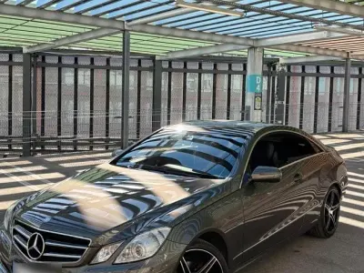Gebraucht Mercedes E250 204 PS (150 kW) 2009 Andere farben Coupé