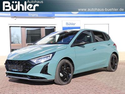 Neu Hyundai i20 Blackline 90 PS (66 kW) 2025 Mangrove green metallic Kleinwagen