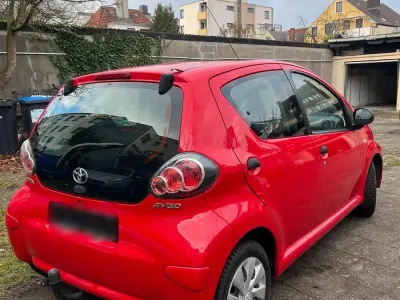Gebraucht Toyota Aygo 69 PS (50 kW) 2012 Rot Kleinwagen