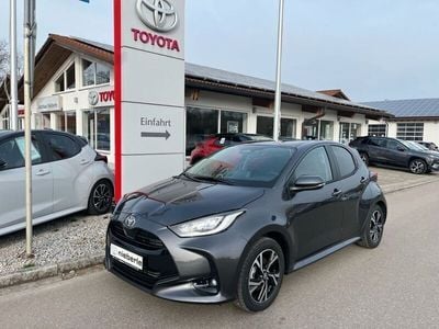 Neu Toyota Yaris Hybrid Comfort 116 PS (85 kW) 2025 Grau Limousine