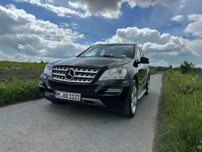 Używany Mercedes ML500 387 KM (284 kW) 2010 Czarny SUV