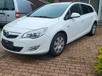 Gebraucht Opel Astra Sport 125 PS (91 kW) 2012 Weiß Kombi