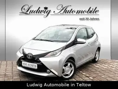 Brugt Toyota Aygo X-play 69 HK (50 kW) 2015 Sølv Hatchback