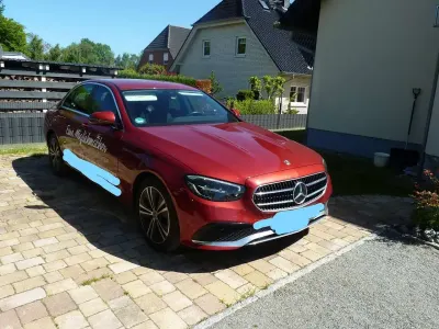 Gebraucht Mercedes E400 Avantgarde 330 PS (242 kW) 2023 Rot Limousine
