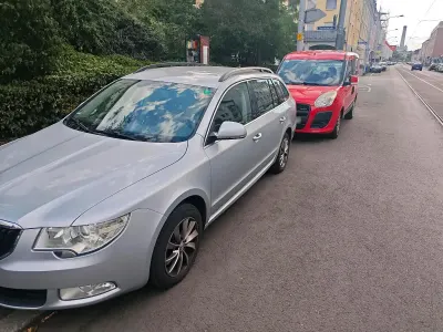 Gebraucht Skoda Superb 125 PS (91 kW) 2010 Silber Kombi