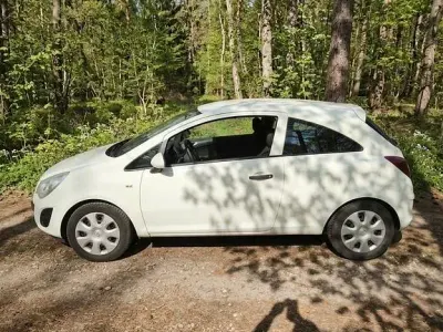 Gebraucht Opel Corsa Color Edition 69 PS (50 kW) 2013 Weiß Kleinwagen