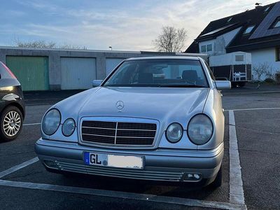 Silber Gebraucht 1996 Mercedes E230 Limousine | 1.450 €