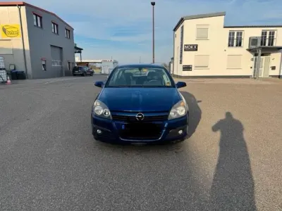 Używany Opel Astra 105 KM (77 kW) 2005 Niebieski Hatchback