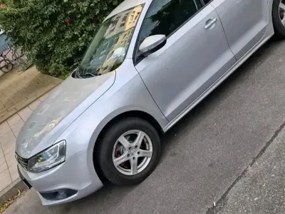 Gebraucht VW Jetta 105 PS (77 kW) 2011 Silber Limousine