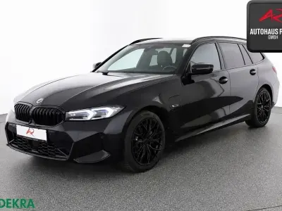 Gebraucht BMW 320e M Sport 204 PS (150 kW) 2022 Black sapphire Kombi