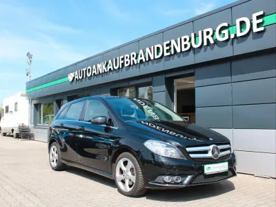 Gebraucht Mercedes B180 122 PS (89 kW) 2012 Schwarz Kleinwagen