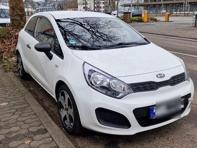 Weiß Gebraucht 2012 Kia Rio Kleinwagen | 6.000 € (Etwas zu teuer)
