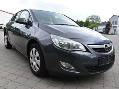 Gebraucht Opel Astra Edition 140 PS (102 kW) 2012 Grau Limousine