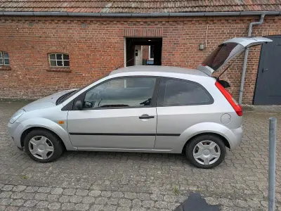 Gebraucht Ford Fiesta 60 PS (44 kW) 2005 Silber Kleinwagen