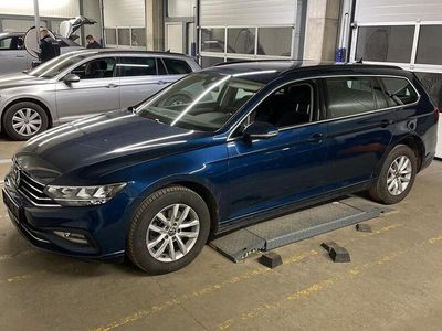 Aquamarinblau (metallic) Gebraucht 2022 VW Passat Business Kombi | 16.488 € (Guter Preis)