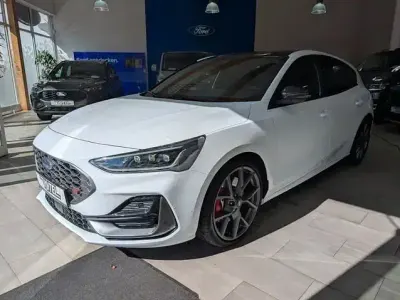 Używany Ford Focus ST 280 KM (205 kW) 2025 Biały Sedan/Limuzyna