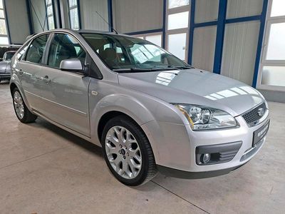 Gebraucht Ford Focus Ghia 102 PS (75 kW) 2005 Silber Kleinwagen