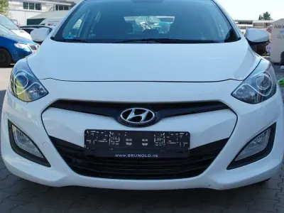 Gebraucht Hyundai i30 Edition 99 PS (72 kW) 2013 Weiß Limousine