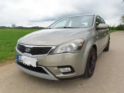 Używany Kia Ceed 116 KM (85 kW) 2013 Beżowy Hatchback