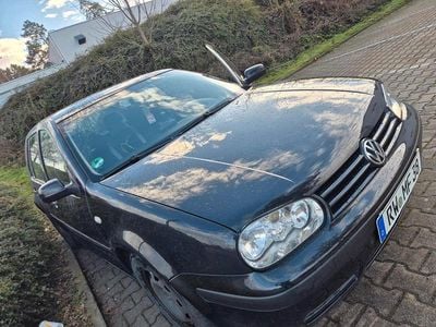 Schwarz Gebraucht 2002 VW Golf IV Kleinwagen | 1.500 € (Fairer Preis)