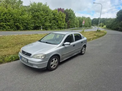 Usado Opel Astra Elegance 101 HP (74 kW) 1999 Prateado Sedan