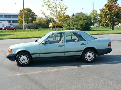 Brugt Mercedes 230 132 HK (97 kW) 1987 Grøn Sedan