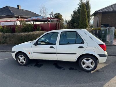 Gebraucht Ford Fiesta Futura 60 PS (44 kW) 2000 Weiß Kleinwagen