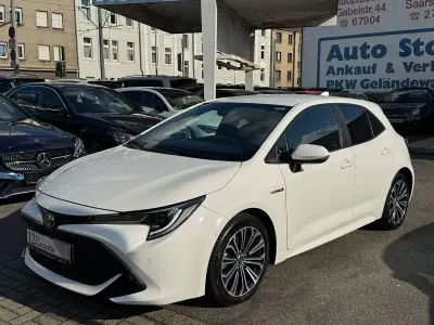 Gebraucht Toyota Corolla Hybrid Club 98 PS (72 kW) 2019 Weiß Limousine