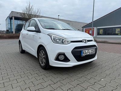 Gebraucht Hyundai i10 Edition 87 PS (63 kW) 2015 Weiß Kleinwagen