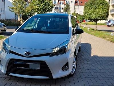 Gebraucht Toyota Yaris Club 101 PS (74 kW) 2013 Weiß Kleinwagen
