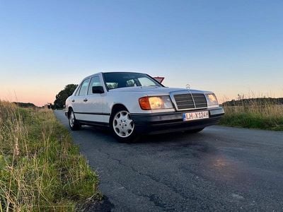 Weiß Gebraucht 1988 Mercedes 200 Limousine | 6.900 €