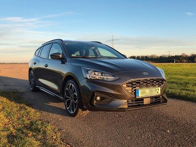 Grau Gebraucht 2021 Ford Focus ST-Line Kombi | 17.900 € (Fairer Preis)