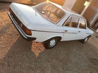 Gebraucht Mercedes 200 111 PS (81 kW) 1981 Weiß Limousine