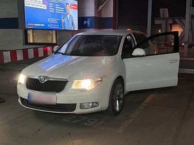 Gebraucht Skoda Superb 125 PS (91 kW) 2011 Weiß Limousine