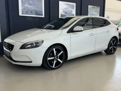 Usata Volvo V40 120 CV (88 kW) 2014 Bianco Berlina