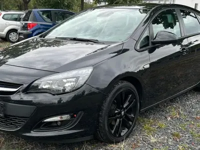 Gebraucht Opel Astra Edition 140 PS (102 kW) 2015 Schwarz Limousine