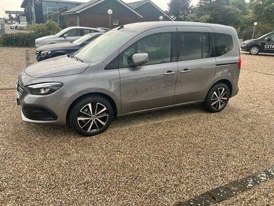 Grau Gebraucht 2022 Mercedes T180 Edition Van / Kleinbus | 30.900 € (Etwas zu teuer)