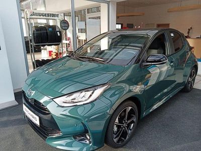 Grün Neu 2025 Toyota Yaris Hybrid Plus Limousine | 30.999 € (Etwas zu teuer)