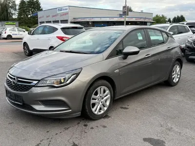 Gebraucht Opel Astra Edition 105 PS (77 kW) 2017 Beige Limousine